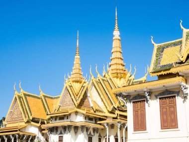 Phnom Penh, Kamboçya - 11 Şubat 2017: Kamboçya Kraliyet Sarayı içindeki Taht Salonu 'nun çatıları