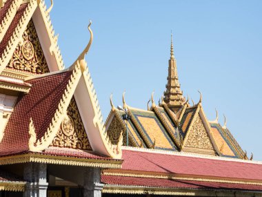 Phnom Penh, Kamboçya - 11 Şubat 2017: Wat Preah Keo Morakot 'un çatıları, Kamboçya Kraliyet Sarayı (Gümüş Pagoda)