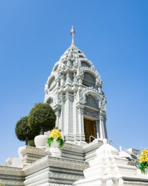 Phnom Penh, Kamboçya - 11 Şubat 2017: Kamboçya Kraliyet Sarayı 'ndaki bir Budist tapınağı olan Gümüş Pagoda kompleksi üzerine beyaz stupa