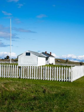 Cuma Limanı, WA, ABD - 12 Nisan 2019: Amerikan kampı tarihi parkında subay karargahı