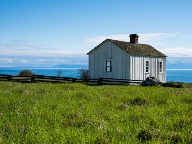 Cuma Limanı, WA, ABD - 12 Nisan 2019: Amerikan kampı tarihi parkında manzara