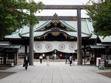 Tokyo, Japonya - 19 Ağustos 2018: Yasukuni Tapınağı Haiden Salonu ziyaretçileri