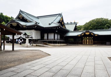 Tokyo, Japonya - 19 Ağustos 2018: Hafta içi Haiden Yasukuni Tapınağı