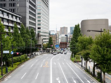 Tokyo, Japonya - 19 Ağustos 2018: Yasukuni-dori Caddesi, Yasukuni Tapınağı 'nın girişine yakın, hafta içi