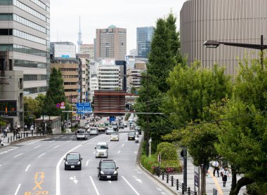 Tokyo, Japonya - 19 Ağustos 2018: Yasukuni-dori Caddesi, Yasukuni Tapınağı 'nın girişine yakın, hafta içi