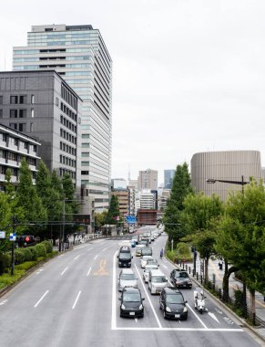 Tokyo, Japonya - 19 Ağustos 2018: Yasukuni-dori Caddesi, Yasukuni Tapınağı 'nın girişine yakın, hafta içi