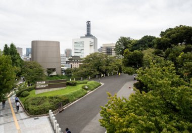 Tokyo, Japonya - 19 Ağustos 2018: Tayasumon kapısı yakınlarındaki Kitanomaru Koen parkına giriş