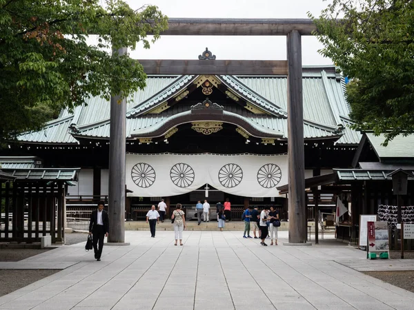 Tokyo, Japonya - 19 Ağustos 2018: Yasukuni Tapınağı Haiden Salonu ziyaretçileri
