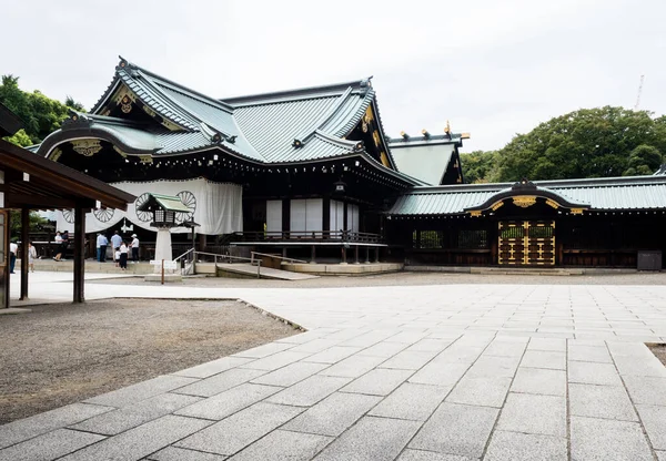 Tokyo, Japonya - 19 Ağustos 2018: Hafta içi Haiden Yasukuni Tapınağı