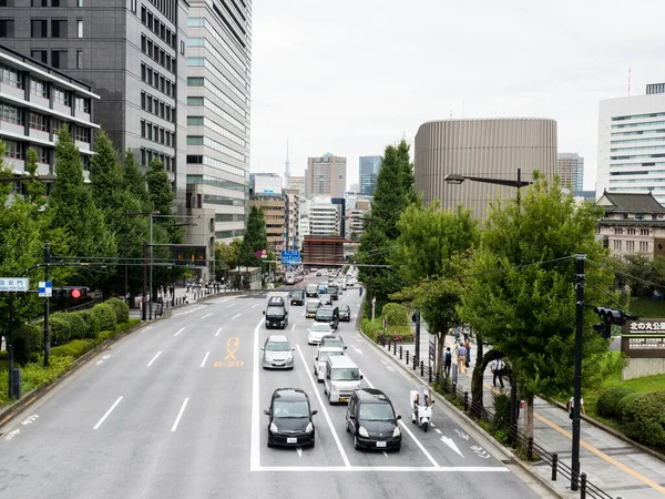 Tokyo, Japonya - 19 Ağustos 2018: Yasukuni-dori Caddesi, Yasukuni Tapınağı 'nın girişine yakın, hafta içi