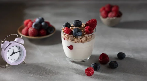 Bowl Granola Yogurt Milk Fresh Raspberries Blueberries Mango Healthy Breakfast — Stock Photo, Image