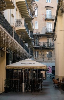 Zagreb, Hırvatistan-12 Aralık 2021: Öğlen Zagreb şehir meydanları ve caddelerinde Noel 'den önce geri sayım sırasında ışık ve süslemelerle süslenmiş şekilde yürüyüş