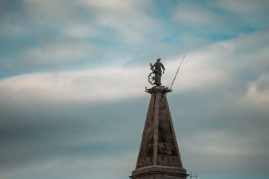 Aziz Euphemia çan kulesinin tepesinde aziz heykeli, Hırvatistan 'ın Rovinj kentinin üzerinde yükseliyor