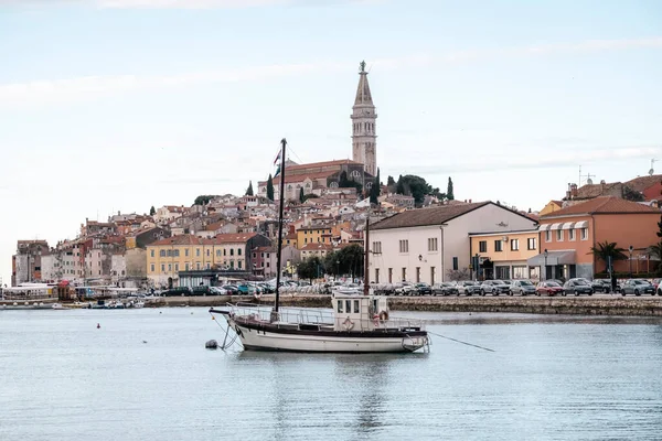 Rovinj Κροατία Ιανουαρίου 2022 Όμορφη Πόλη Rovinj Και Περίφημη Εκκλησία — Φωτογραφία Αρχείου