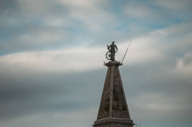 Aziz Euphemia çan kulesinin tepesinde aziz heykeli, Hırvatistan 'ın Rovinj kentinin üzerinde yükseliyor