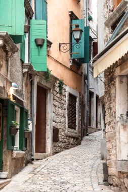 Dar, taş döşeli, Hırvatistan 'ın Rovinj kentinin eski sokakları renkli, taş evlerle dolu