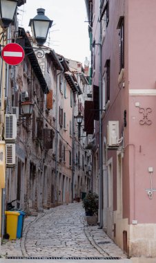 Dar, taş döşeli, Hırvatistan 'ın Rovinj kentinin eski sokakları renkli, taş evlerle dolu