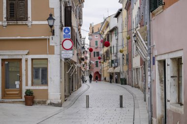 Rovinj, Hırvatistan-6 Ocak 2022: Renkli, taş döşeli Rovinj kenti sokakları, Noel süslemesiyle süslenmiş