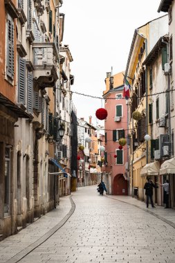 Rovinj, Hırvatistan-6 Ocak 2022: Renkli, taş döşeli Rovinj kenti sokakları, Noel süslemesiyle süslenmiş