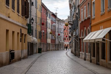Rovinj, Hırvatistan-6 Ocak 2022: Hırvatistan 'ın popüler turizm beldesi Rovinj' deki güzel, eski, renkli evler