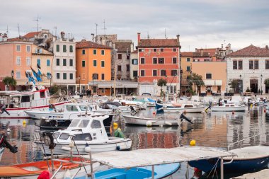 Rovinj, Hırvatistan-6 Ocak 2022: Rovinj şehir limanında demirli yelkenliler, kış günbatımında