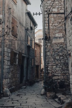 İstanbul 'un güzel, dar caddeleri, küçük ahşap pencereli, sık, taş evlerle dolu Bale kasabası.