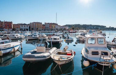 Rovinj, Hırvatistan-6 Ocak 2022: Hırvatistan 'ın Rovinj şehir limanında demirli balıkçı tekneleri, kristal berrak kış sabahı, yumuşak güneşle aydınlatılıyor 