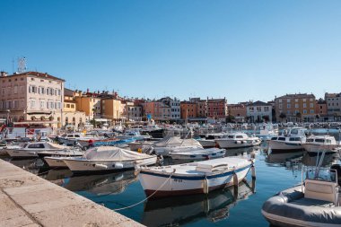 Rovinj, Hırvatistan-6 Ocak 2022: Hırvatistan 'ın Rovinj şehir limanında demirli balıkçı tekneleri, kristal berrak kış sabahı, yumuşak güneşle aydınlatılıyor