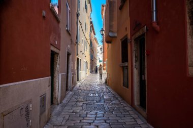 Rovinj, Hırvatistan-7 Ocak 2022: Hırvatistan 'ın Istria bölgesindeki popüler turizm beldesi Rovinj' in şaşırtıcı, dar ve renkli sokakları