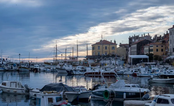 Rovinj Croacia Enero 2022 Veleros Anclados Puerto Ciudad Rovinj Durante — Foto de Stock