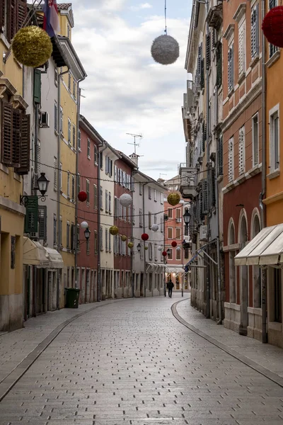 Rovinj, Hırvatistan-6 Ocak 2022: Hırvatistan 'ın popüler turizm beldesi Rovinj' deki güzel, eski, renkli evler
