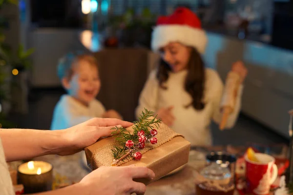 Encantadora Madre Embalaje Regalos Navidad Con Niños — Foto de Stock