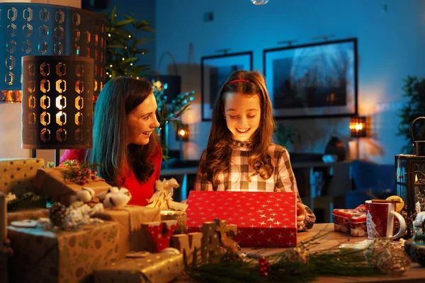 Linda Hija Unboxing Con Mamá Regalo Navidad Dispositivo Electrónico — Foto de Stock