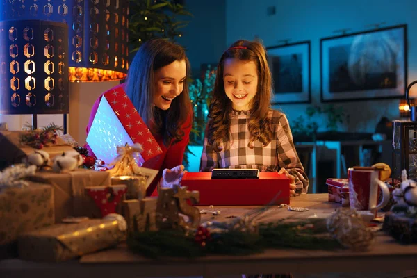 Linda Hija Unboxing Con Mamá Regalo Navidad Dispositivo Electrónico — Foto de Stock