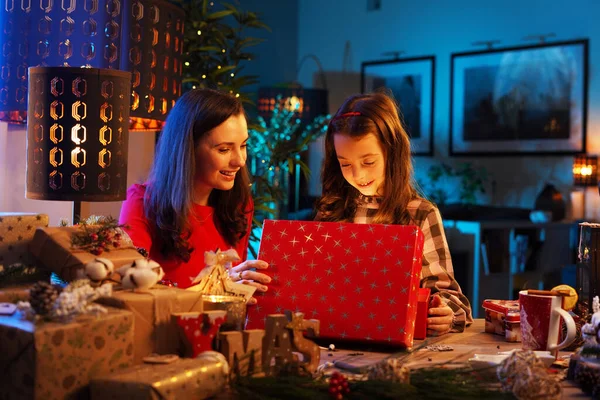 Cute Córka Unboxing Mamą Prezent Gwiazdkowy Urządzenie Elektroniczne — Zdjęcie stockowe