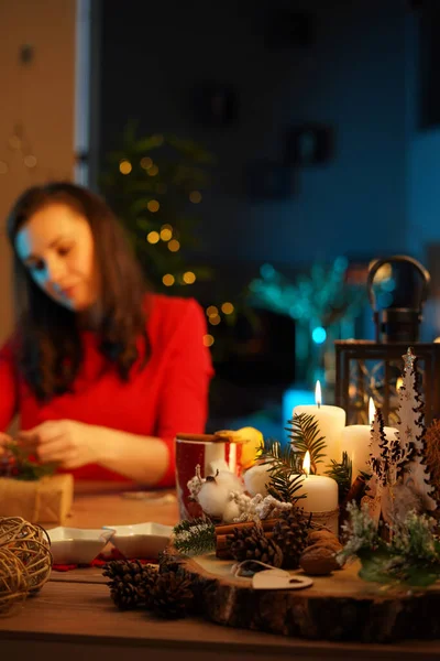 Encantadora Madre Embalaje Regalos Navidad Con Niños — Foto de Stock