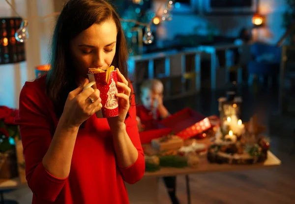 Bonita Madre Joven Bebiendo Aromática Taza Invierno — Foto de Stock