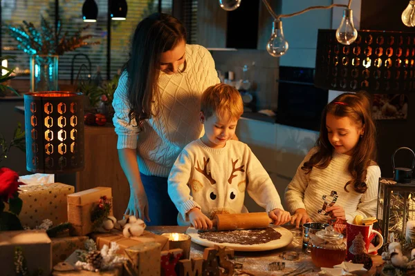 Madre Mirando Sus Hijos Haciendo Las Galletas Navidad — Foto de Stock