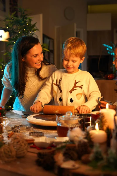Madre Hijo Amado Haciendo Navidad Pastel Juntos — Foto de Stock