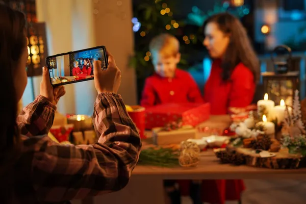 Alegre Pequeña Hija Tomando Una Foto Madre Hermano Concepto Navidad Imagen De Stock