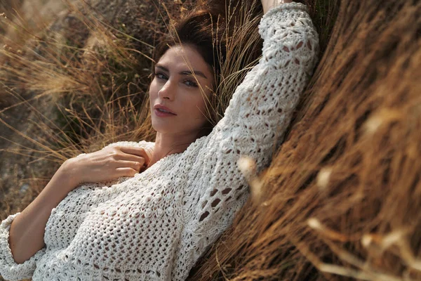 Güzel Kadın Boho Tarzı Kıyafetler Giyiyor Çayırda Dinleniyor — Stok fotoğraf