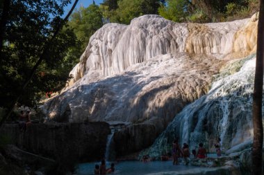 Tuscanny Bagni San Filippo 'da doğal termal banyo.