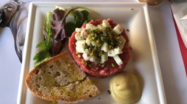 Ekmek ve zeytinyağlı İtalyan bifteği.