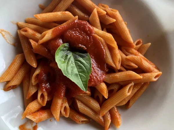 Pâtes avec soupe aux tomates cuisine italienne traditionnelle — Photo