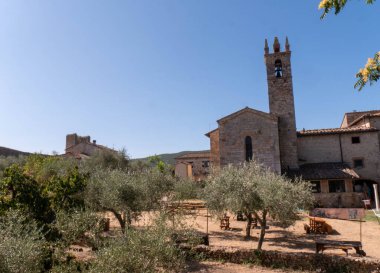 Monteriggioni, Siena yakınlarındaki doğal bir tepede bulunan ortaçağ duvarlı bir kasabadır.