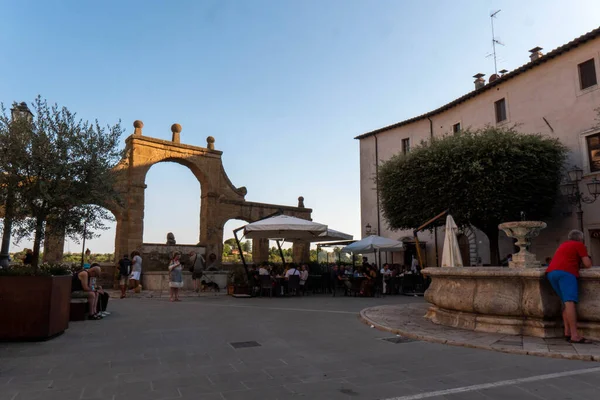 Pitigliano is a small village in the part of Southern Maremma in Tuscany — Stock Photo, Image