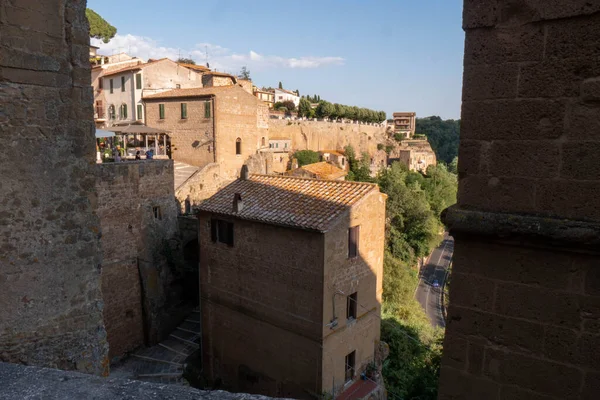 Pitigliano je malá vesnice v části jižní Maremmy v Toskánsku — Stock fotografie