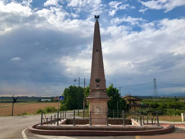 Napoleonic obelisk commemorating the Battle of Arcole in Italy — Fotografia de Stock