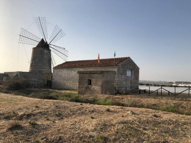 Güney İtalya 'da Marsala tuz düzlükleri Sicilya, Trapani