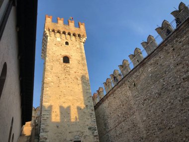 Sirmion 'daki Garda Gölü' ndeki Scaligero Kalesi.